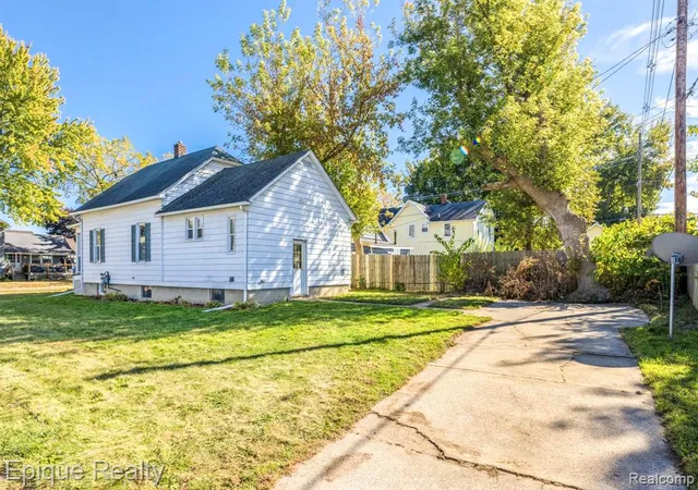 Photo 4 of Single family home for sale at 1433 Poplar St, Port Huron, MI 48060 | MLS# 60945988 | Listing updated on 2026-08-14