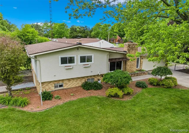 3rd image of 5120 Hillcrest Cir, Flint, MI 48506 1524 | MLS# 61005794