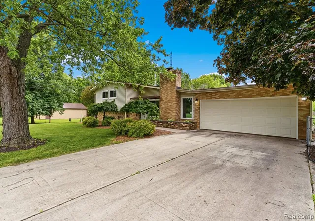 4th image of 5120 Hillcrest Cir, Flint, MI 48506 1524 | MLS# 61005794