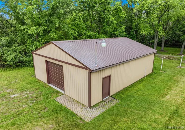 5th image of 5120 Hillcrest Cir, Flint, MI 48506 1524 | MLS# 61005794