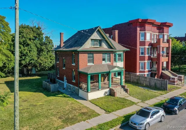 2nd image of 243 E Edsel Ford Fwy, Detroit, MI 48202 | MLS# 60935453