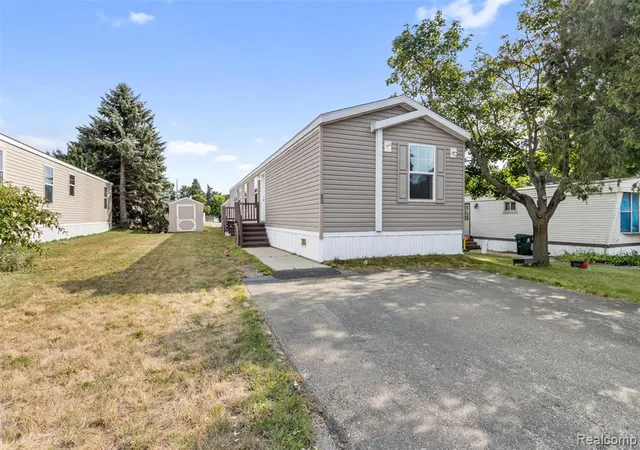 Photo 2 of Manufactured home for sale at 33 Hummingbird Dr, Lake Orion, MI 48359 | MLS# 61019700 | Listing updated on 2026-09-10