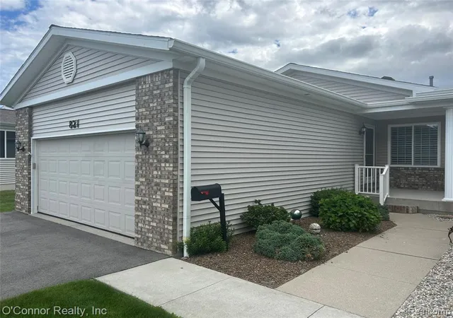 Homes for sale in Marysville, MI | 821 Crystal Ln, Marysville, MI 48040 | MLS# 61004222