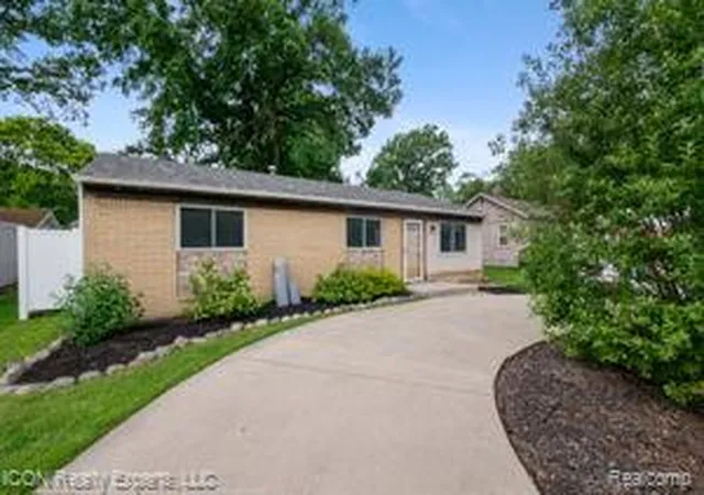 Homes for sale in Farmington Hills, MI | 33515 Colfax Dr, Farmington Hills, MI 48335 | MLS# 61005286