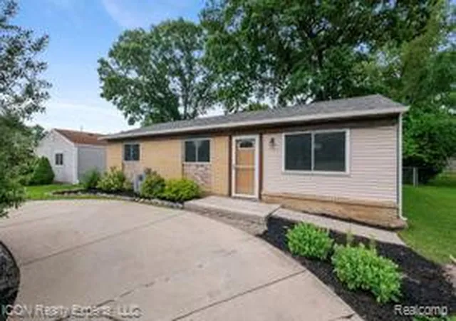 Homes for sale in Farmington Hills, MI | 33515 Colfax Dr, Farmington Hills, MI 48335 | MLS# 61005286