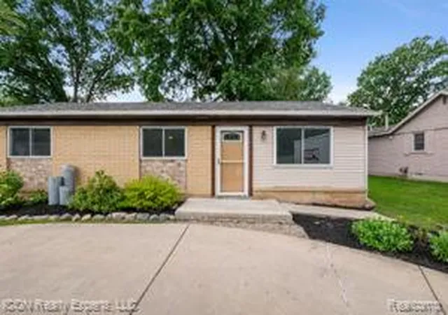 Homes for sale in Farmington Hills, MI | 33515 Colfax Dr, Farmington Hills, MI 48335 | MLS# 61005286
