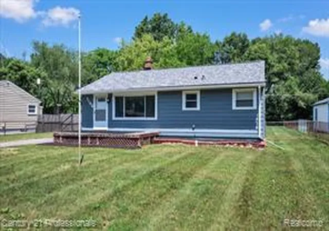 Homes for sale in Waterford, MI | 7168 Wedworth St, Waterford, MI 48327 | MLS# 61008375