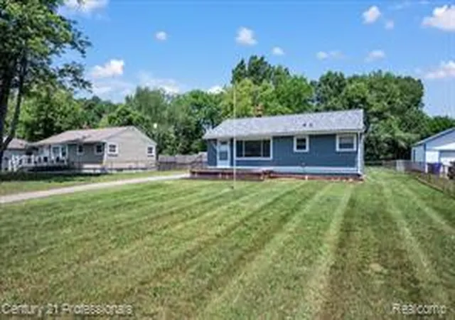 Homes for sale in Waterford, MI | 7168 Wedworth St, Waterford, MI 48327 | MLS# 61008375