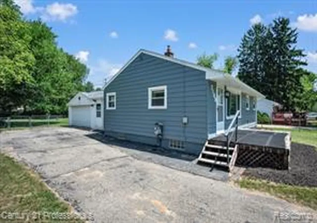 Homes for sale in Waterford, MI | 7168 Wedworth St, Waterford, MI 48327 | MLS# 61008375
