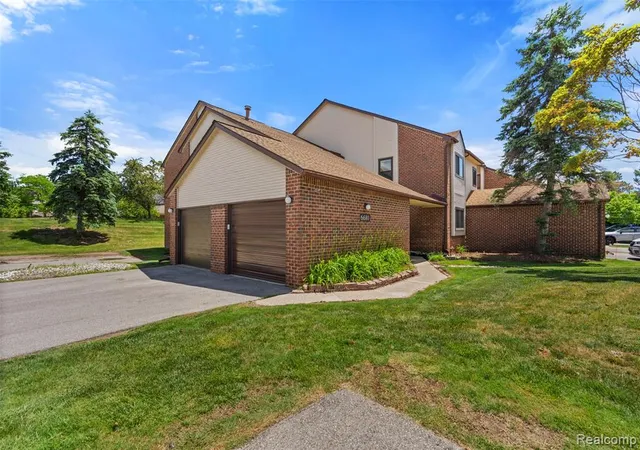 Homes for sale in West Bloomfield, MI | 6680 Ridgefield Cir #201, West Bloomfield, MI 48322 | MLS# 61002847