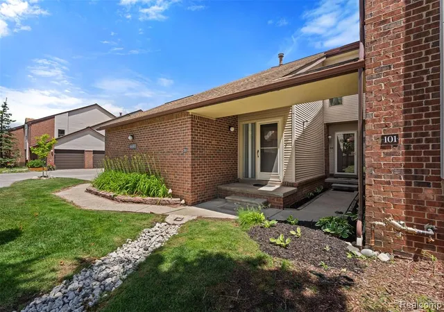 Homes for sale in West Bloomfield, MI | 6680 Ridgefield Cir #201, West Bloomfield, MI 48322 | MLS# 61002847