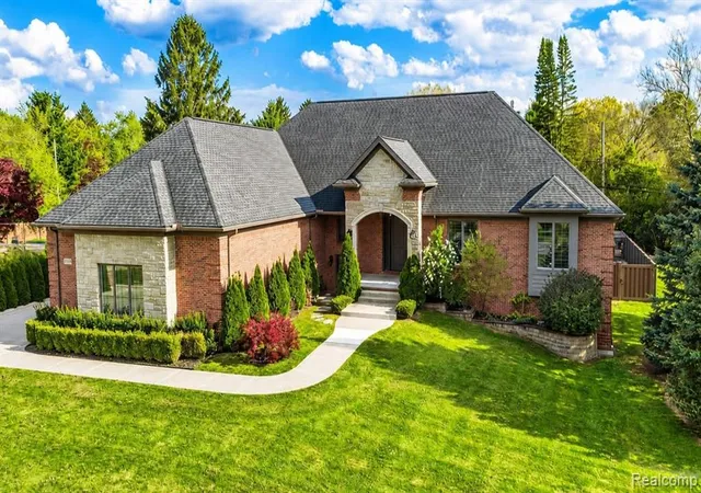 Photo 1 of Single family home for sale at 35339 W 13 Mile Rd, Farmington Hills, MI 48331 | MLS# 61022579 | Listing updated on 2026-09-04