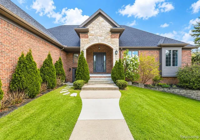 Photo 3 of Single family home for sale at 35339 W 13 Mile Rd, Farmington Hills, MI 48331 | MLS# 61022579 | Listing updated on 2026-09-04