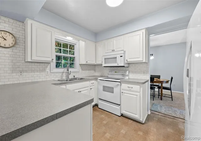 3rd image of 5689 Bingham Dr, Troy, MI 48085 3842 | MLS# 61023843