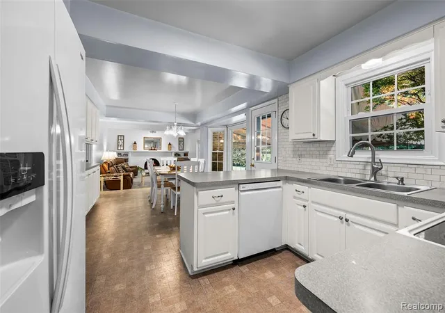 4th image of 5689 Bingham Dr, Troy, MI 48085 3842 | MLS# 61023843