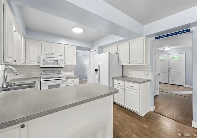 5th image of 5689 Bingham Dr, Troy, MI 48085 3842 | MLS# 61023843