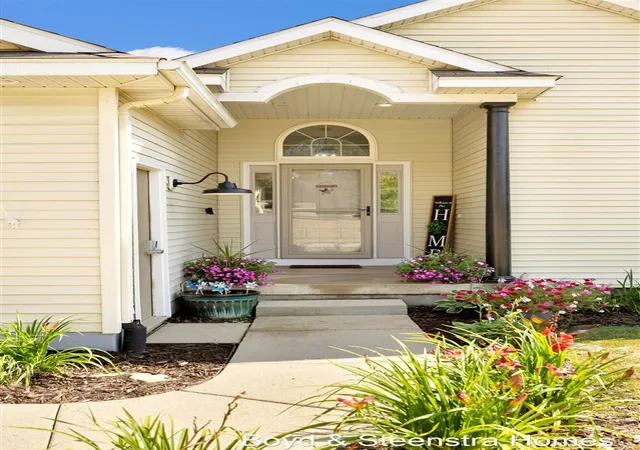 4th image of 442 Shaw Estates Dr, Rockford, MI 49341 | MLS# 70549115