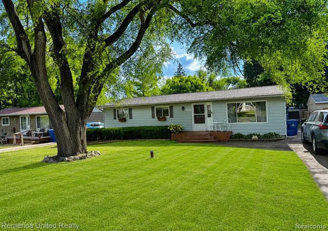 Homes for sale in White Lake, MI | 4861 Allingham Dr, White Lake, MI 48383 | MLS# 61002969
