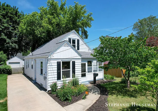 Homes for sale in Grand Rapids, MI | 933 Mayhew Wood Dr, Grand Rapids, MI 49507 | MLS# 70543316