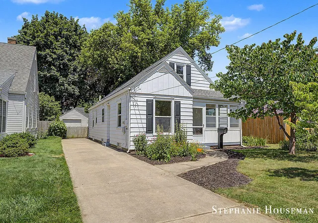 Homes for sale in Grand Rapids, MI | 933 Mayhew Wood Dr, Grand Rapids, MI 49507 | MLS# 70543316