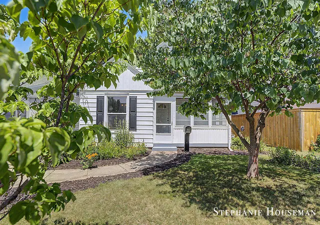 Homes for sale in Grand Rapids, MI | 933 Mayhew Wood Dr, Grand Rapids, MI 49507 | MLS# 70543316