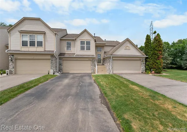 Homes for sale in Woodhaven, MI | 26738 Kirkway Cir, Woodhaven, MI 48183 | MLS# 61004328