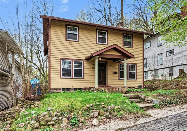 1st image of 915 Walwood Pl, Kalamazoo, MI 49007 | MLS# 70526328