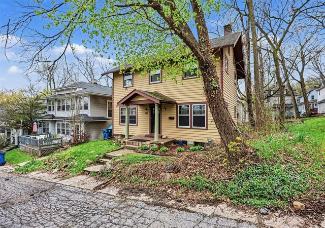 2nd image of 915 Walwood Pl, Kalamazoo, MI 49007 | MLS# 70526328