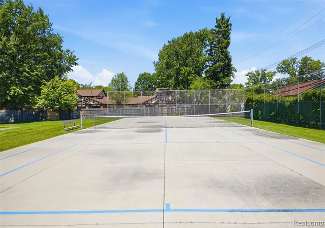 Homes for sale in Allen Park, MI | 9921 Allen Pointe Drive, Allen Park, MI 48101 | Houzeo
