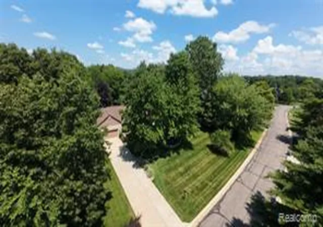 Homes for sale in White Lake, MI | 6093 Rosewood Pkwy, White Lake, MI 48383 | MLS# 60993902