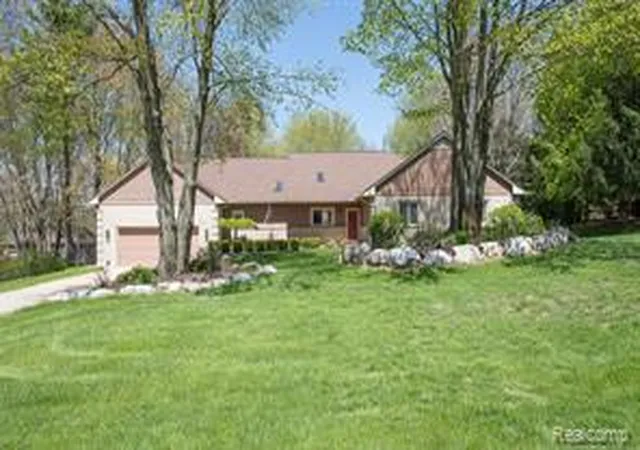 Homes for sale in White Lake, MI | 6093 Rosewood Pkwy, White Lake, MI 48383 | MLS# 60993902