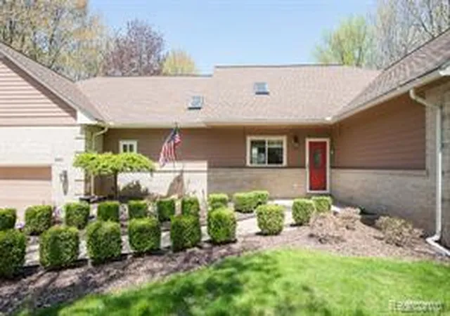 Homes for sale in White Lake, MI | 6093 Rosewood Pkwy, White Lake, MI 48383 | MLS# 60993902