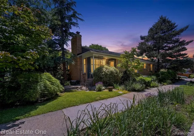 Single Family Residence at 1431 Marywood Dr, Royal Oak, MI 48067 | MLS# 60997307 | | Sold on 2026-06-18