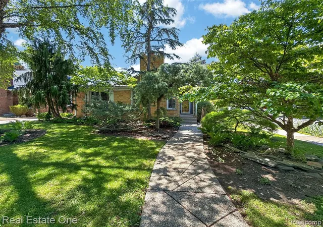 Photo 2 of Single Family Residence at 1431 Marywood Dr, Royal Oak, MI 48067 | MLS# 60997307 | | Sold on 2026-06-18