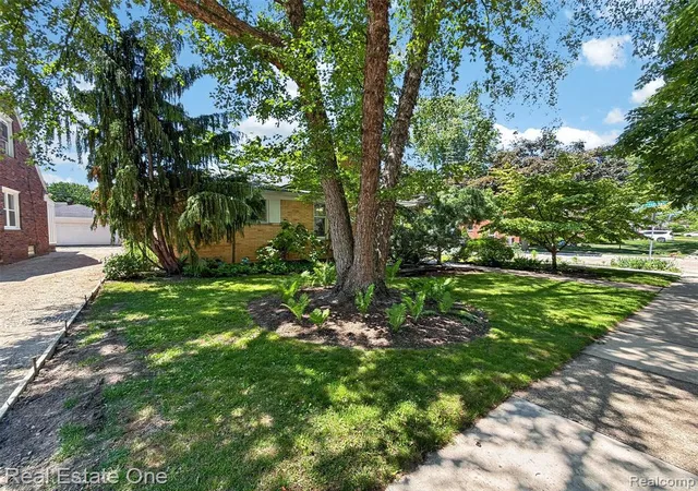 Photo 3 of Single Family Residence at 1431 Marywood Dr, Royal Oak, MI 48067 | MLS# 60997307 | | Sold on 2026-06-18
