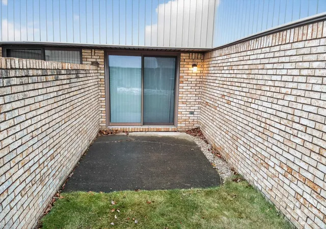Listing Photo 4 - Condo for sale in building located at 11728 Amber Le Dr, Warren, MI 48093 - Unit #39