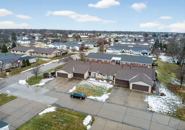 Listing Photo 5 - Condo for sale in building located at 11728 Amber Le Dr, Warren, MI 48093 - Unit #39