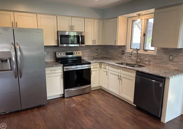 Photo 2 of Sale Pending at 7505 21 Mile Rd, Shelby Township, MI 48317 | MLS# 50217177 | Listing updated on 2026-08-11
