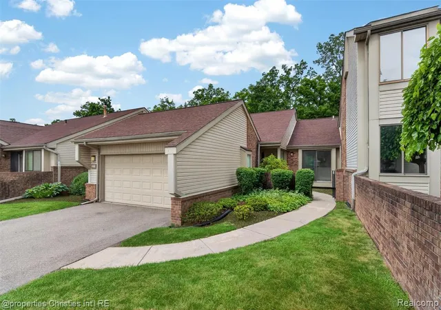 Homes for sale in Southfield, MI | 29433 W Chanticleer Dr #73, Southfield, MI 48034 | MLS# 61004142