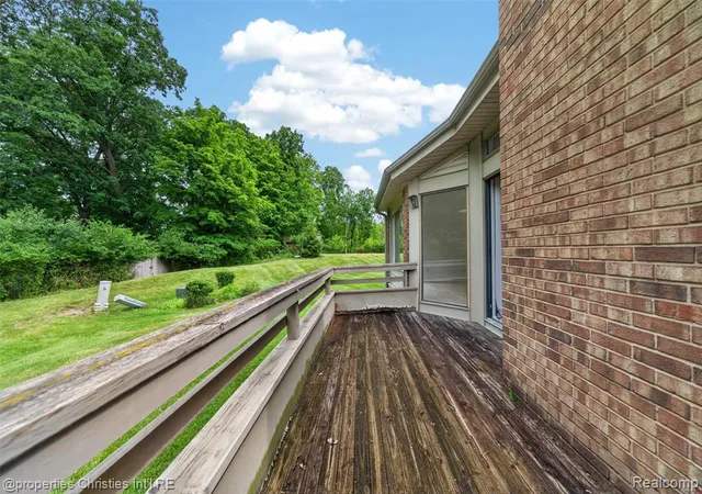 Homes for sale in Southfield, MI | 29433 W Chanticleer Drive, Southfield, MI 48034 | Houzeo