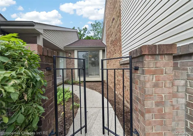 Homes for sale in Southfield, MI | 29433 W Chanticleer Dr, Southfield, MI 48034