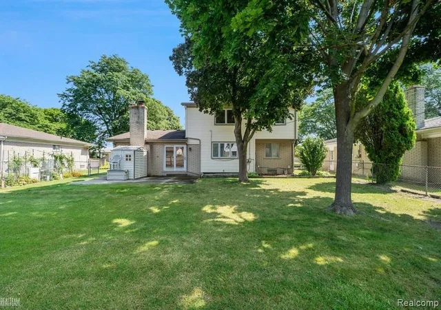 3rd image of 32229 Cambridge Dr, Warren, MI 48093 6181 | MLS# 61004378