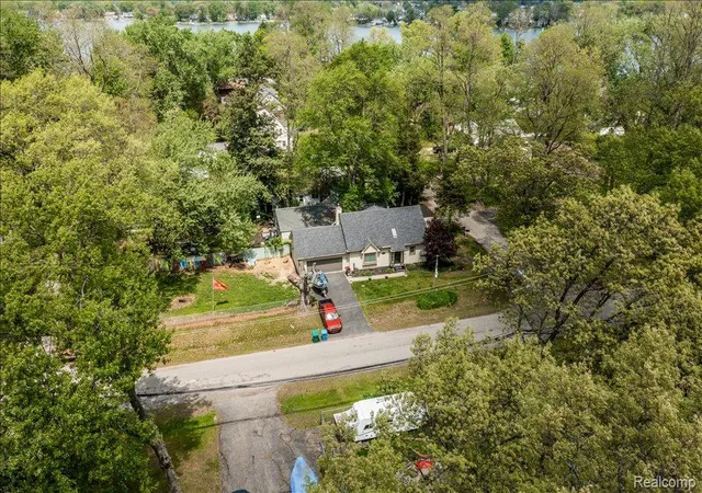 Homes for sale in Commerce Township, MI | 8790 Oakside Ave, Commerce Township, MI 48382 | MLS# 60995418