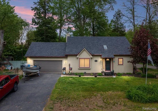 Homes for sale in Commerce Township, MI | 8790 Oakside Ave, Commerce Township, MI 48382 | MLS# 60995418
