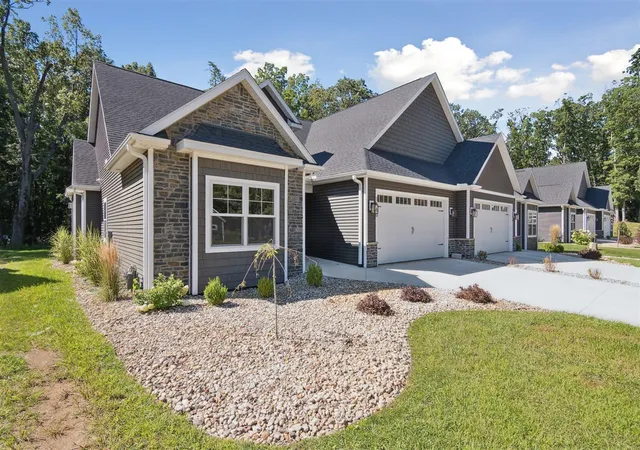 5th image of 1160 Lochaven Cir, Hillsdale, MI 49242 | MLS# 70494026