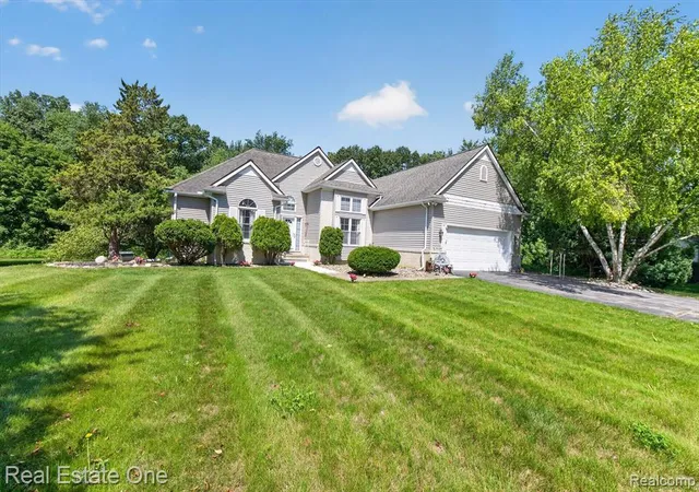 image of 5128 Queensway, Howell, MI 48843 | MLS# 61008884