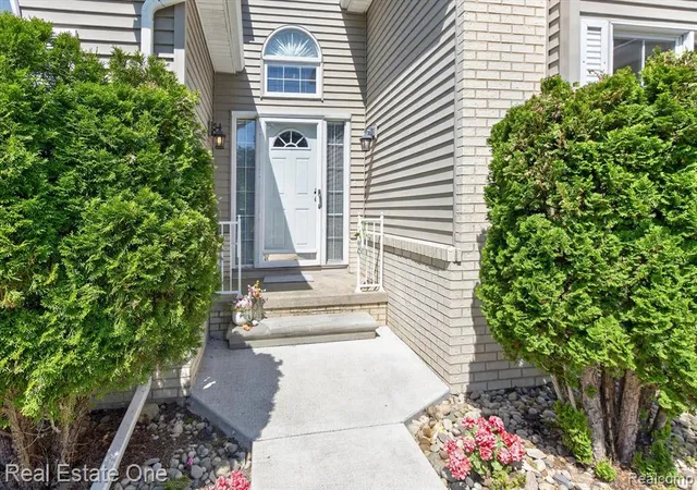 image of 5128 Queensway, Howell, MI 48843 | MLS# 61008884