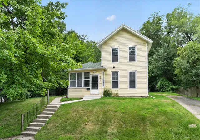 Photo 1 of Single family home for sale at 611 Oakhill Ave, Jackson, MI 49201 | MLS# 70553263 | Listing updated on 2026-09-01