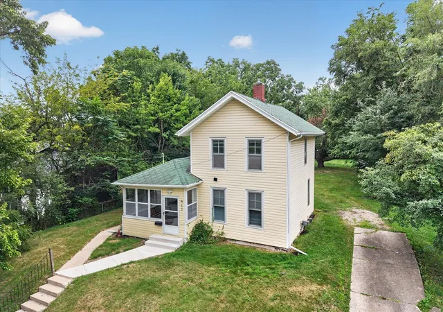 Photo 2 of Single family home for sale at 611 Oakhill Ave, Jackson, MI 49201 | MLS# 70553263 | Listing updated on 2026-09-01