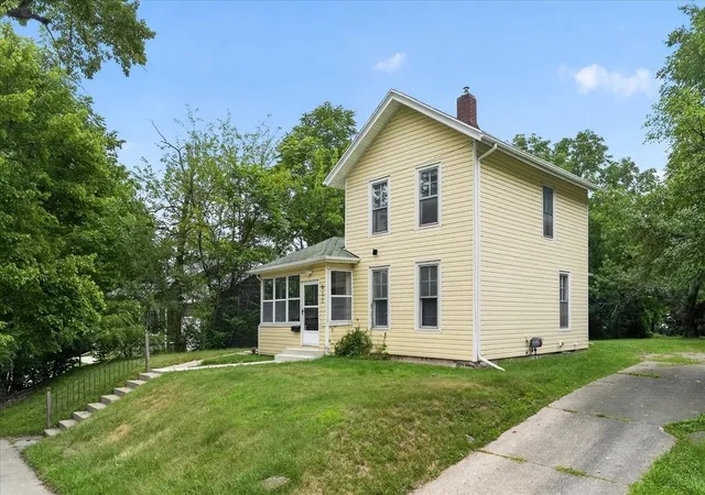 Photo 3 of Single family home for sale at 611 Oakhill Ave, Jackson, MI 49201 | MLS# 70553263 | Listing updated on 2026-09-01